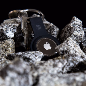 Crong silikoninis apsauginis dėklas su raktų žiedu, skirtas Apple AirTag 1 / 2, violetinis