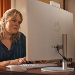 HP 27-cr0232nw AMD Ryzen™ 5 7520U 68,6 cm (27") 1920 × 1080 px All-in-One kompiuteris 16 GB LPDDR5-SDRAM 512 GB SSD Windows 11 Home Wi-Fi 6 (802.11ax) Baltas