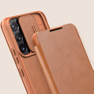 Nillkin Qin odinis Pro dėklas telefonui Samsung Galaxy S22+ (S22 Plus) apsauginis kameros dėklas su stovu rudas