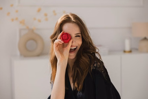 Beautifly Rose Glow Pleaser SelfLove intymus masažuoklis, raudonas