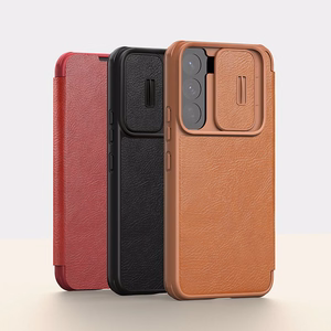 Nillkin Qin odinis Pro dėklas telefonui Samsung Galaxy S22+ (S22 Plus) apsauginis kameros dėklas su stovu rudas