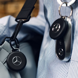 „Chipolo LOOP Mercedes“ – įkraunamas „Bluetooth“ sekiklis su silikonine kilpa, skirtas „iOS“ ir „Android“ įrenginiams, juodos spalvos