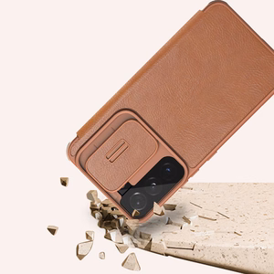 Nillkin Qin odinis Pro dėklas telefonui Samsung Galaxy S22+ (S22 Plus) apsauginis kameros dėklas su stovu rudas