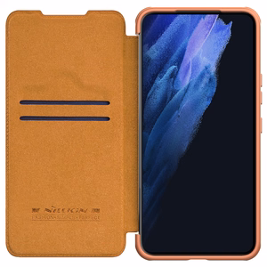 Nillkin Qin odinis Pro dėklas telefonui Samsung Galaxy S22+ (S22 Plus) apsauginis kameros dėklas su stovu rudas