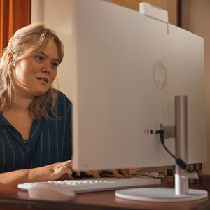 HP 27-cr0204nw AMD Ryzen™ 7 7730U 68,6 cm (27") 1920 × 1080 px All-in-One kompiuteris 16 GB DDR4-SDRAM 512 GB SSD Free DOS Wi-Fi 6 (802.11ax) Baltas