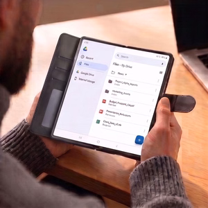 Tech-Protect Wallet dėklas, skirtas „Samsung Galaxy Z Fold 8 Ultra“ – juodas