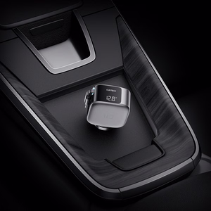 Cuktech CC903P automobilinis įkroviklis 100 W, su ekranu ir 70 cm įtraukiamu USB-C laidu – pilkas