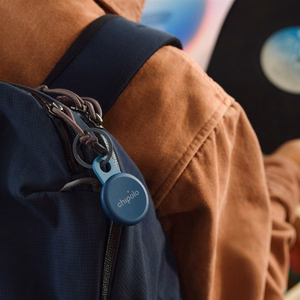 „Chipolo LOOP“ – įkraunamas „Bluetooth“ sekiklis su silikonine kilpa, skirtas „iOS“ ir „Android“ įrenginiams, tamsiai mėlynos spalvos