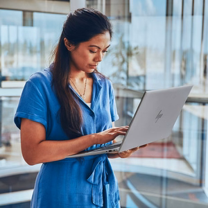 HP ZBook Firefly G11 Intel Core Ultra 7“ 165U mobilioji darbo stotis 35,6 cm (14„) WUXGA 32 GB DDR5-SDRAM 1 TB SSD Wi-Fi 6E (802.11ax) Windows 11 Pro AI pilkos spalvos kompiuteris