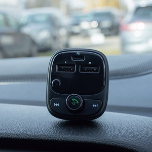 Forever TR-370 Bluetooth FM siųstuvas, 2 x USB-A, 1 x USB-C PD 30W, juodas