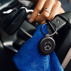 „Chipolo LOOP Mercedes“ – įkraunamas „Bluetooth“ sekiklis su silikonine kilpa, skirtas „iOS“ ir „Android“ įrenginiams, juodos spalvos