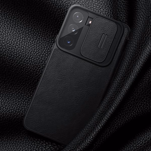 Nillkin Qin odinis Pro dėklas telefonui Samsung Galaxy S22+ (S22 Plus) apsauginis kameros dėklas su stovu rudas