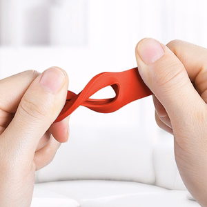 Чехол Crong Silicone для Apple AirTag 1 / 2, с кольцом для ключей, красный