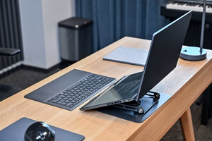Reguliuojamas, besisukantis, ergonomiškas nešiojamojo kompiuterio stovas 10–17″ LAPTOP STAND ROTO MT2662