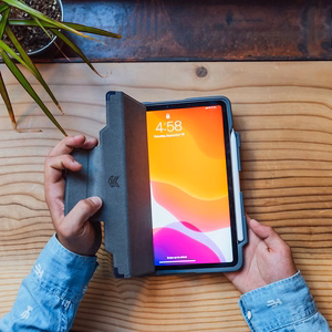STM Dux Plus - patikimas dėklas, skirtas iPad 11" (2025) / 10.9" (2022) MIL-STD-810G su Apple Pencil laikikliu (juodas) EDU/COM versija