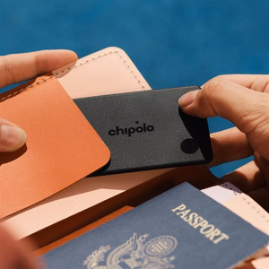 „Chipolo CARD“ – belaidis, įkraunamas, plonas „Bluetooth“ sekiklis, skirtas „iOS“ ir „Android“ įrenginiams, anglies spalvos