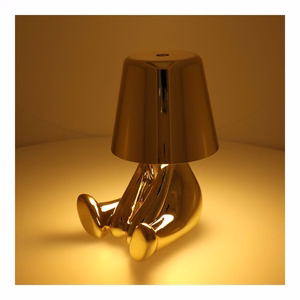 Stalo lempa prie lovos GOLD MAN Art Deco sėdinti (versija 5) MLTL