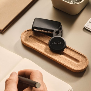 „Chipolo LOOP“ – įkraunamas „Bluetooth“ sekiklis su silikonine kilpa, skirtas „iOS“ ir „Android“ įrenginiams, anglies spalvos