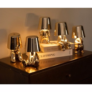 Stalo lempa prie lovos GOLD MAN Art Deco stovintis (versija 1) MLTL