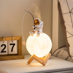 Mėnulio stalo lempa / drėkintuvas ASTRONAUTAS sėdintis Art Deco (modelis 5) AFSH