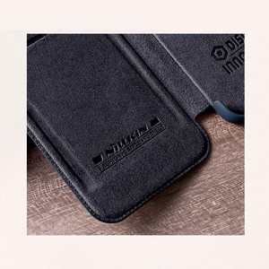 Nillkin Qin odinis Pro dėklas telefonui Samsung Galaxy S22+ (S22 Plus) apsauginis kameros dėklas su stovu rudas
