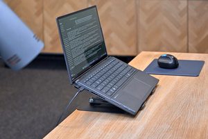 Reguliuojamas, besisukantis, ergonomiškas nešiojamojo kompiuterio stovas 10–17″ LAPTOP STAND ROTO MT2662