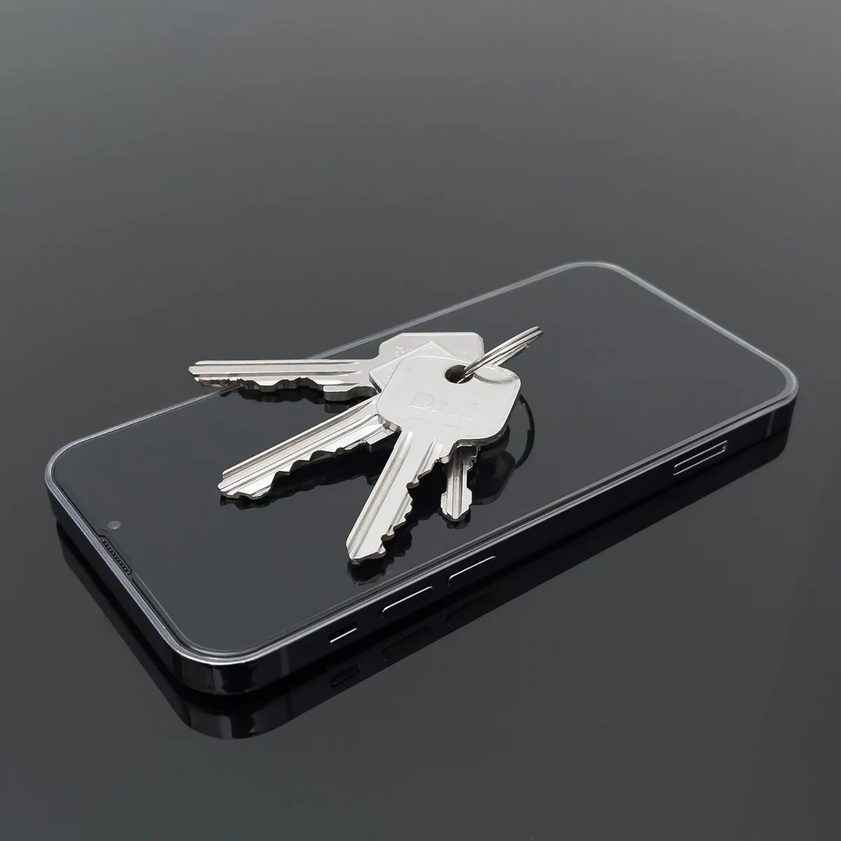 Raktai ant Wozinsky Privacy Glass apsauginio stiklo