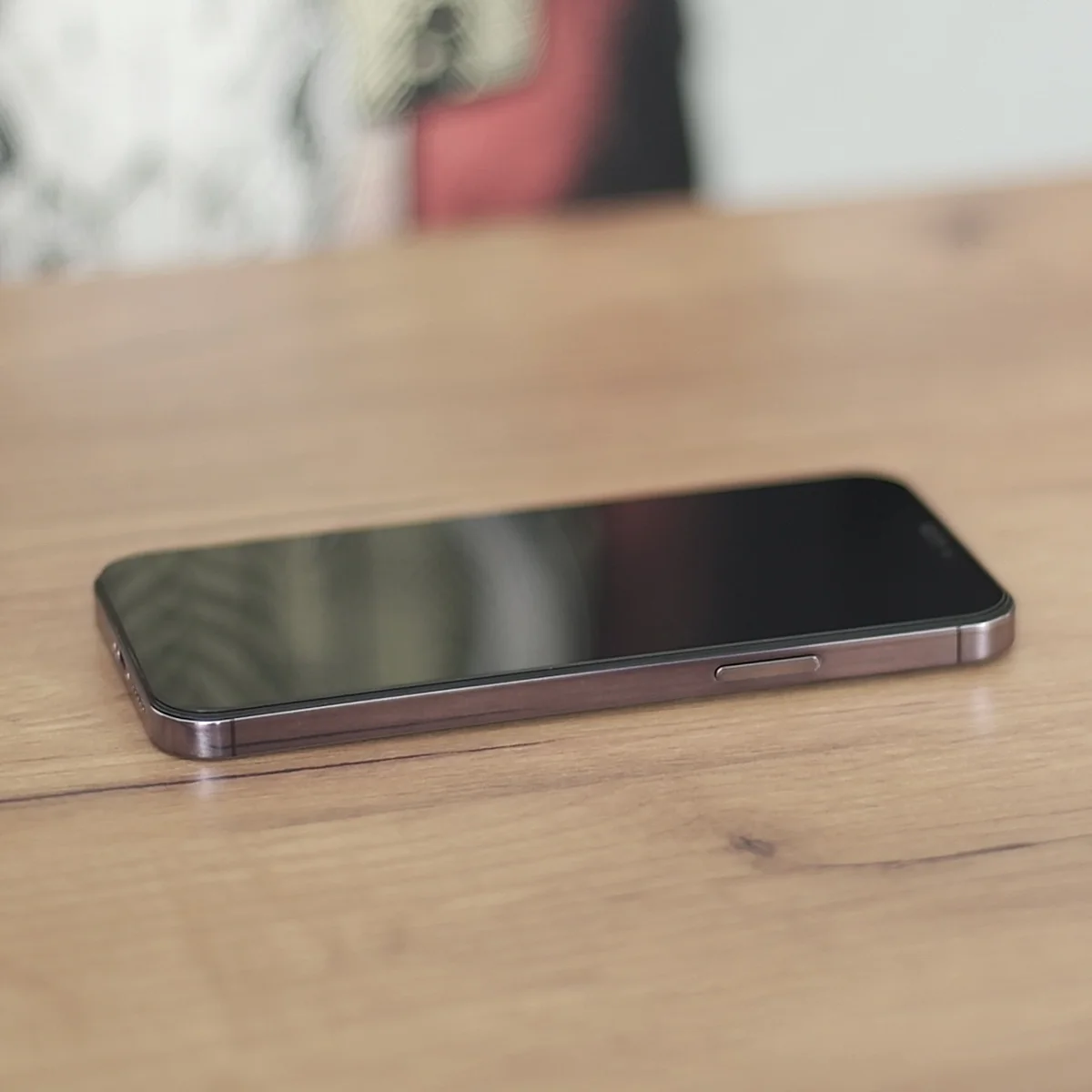 Telefonas su Wozinsky Privacy Glass stiklu