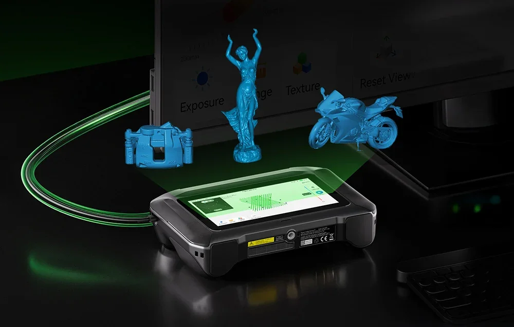 Creality 3D scanner ant stalo su mėlynais 3D modeliais
