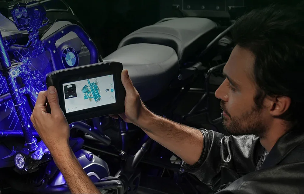 Rankinis 3D scanner nukreiptas į BMW motociklo variklį