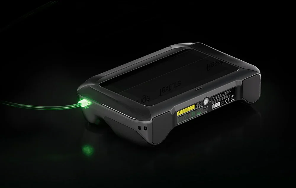 Creality 3D scanner kraunamas žaliai šviečiančiu kabeliu