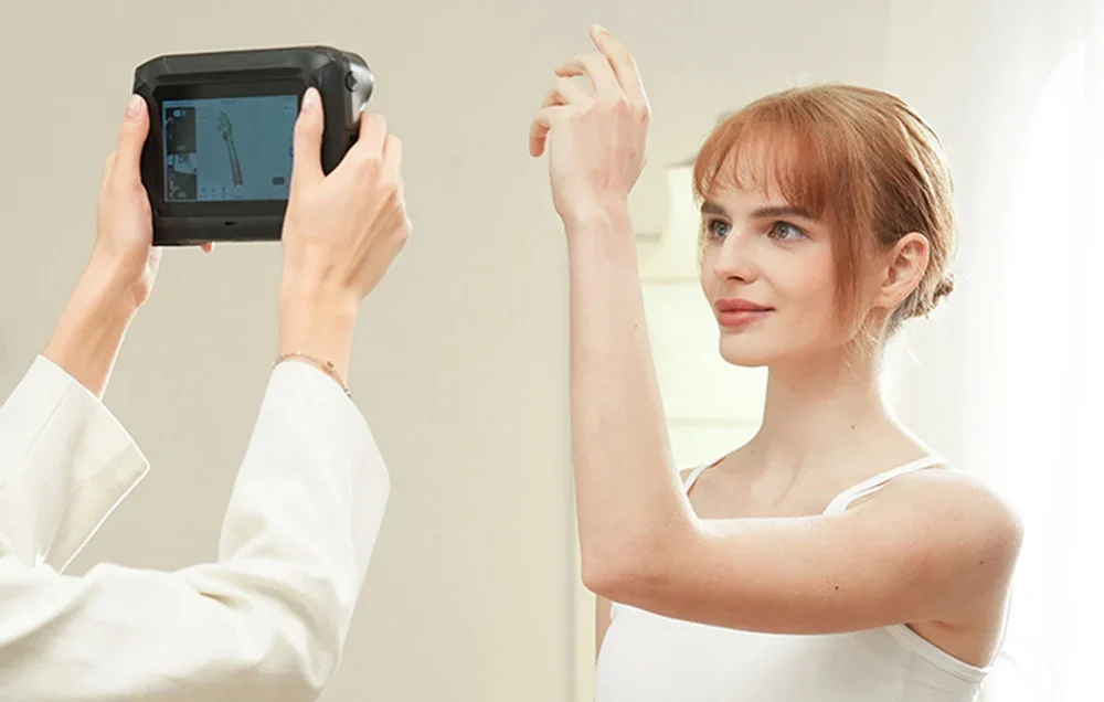 Rankinis 3D scanner skenuoja žmogaus ranką