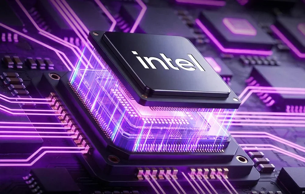 Intel procesoriaus stambus planas lizde ant violetinės pagrindinės plokštės
