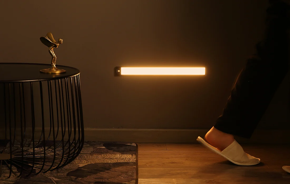 Светильник для шкафа Yeelight чёрный 40 см 2700K