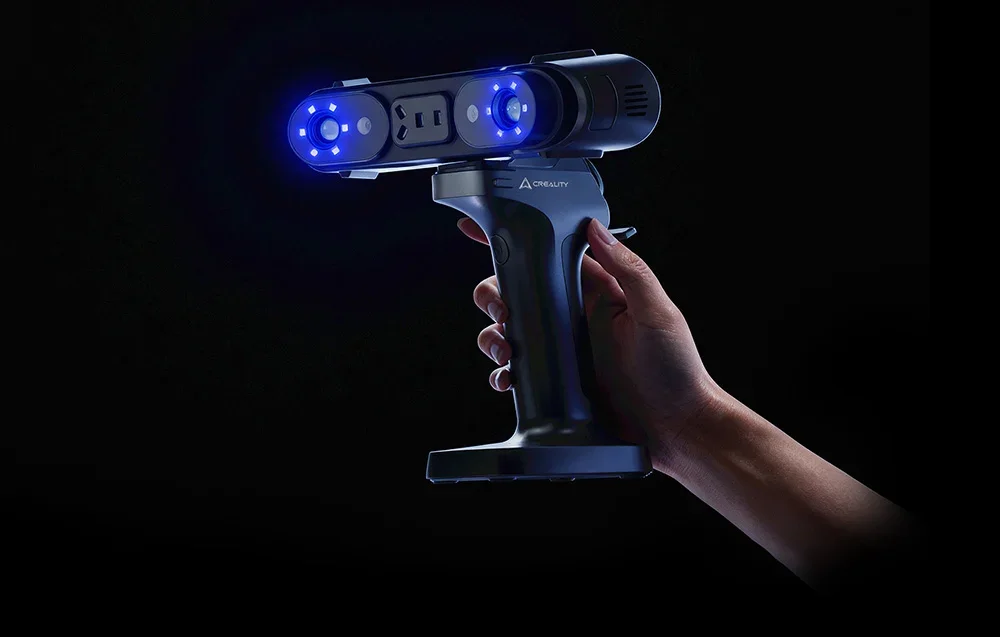Creality rankinis 3D scanner su mėlynos šviesos projekcija