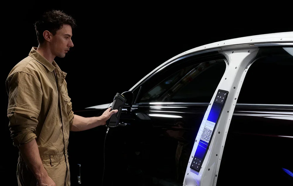 Technikas naudoja 3D scanner automobilio durims skaitmeninti