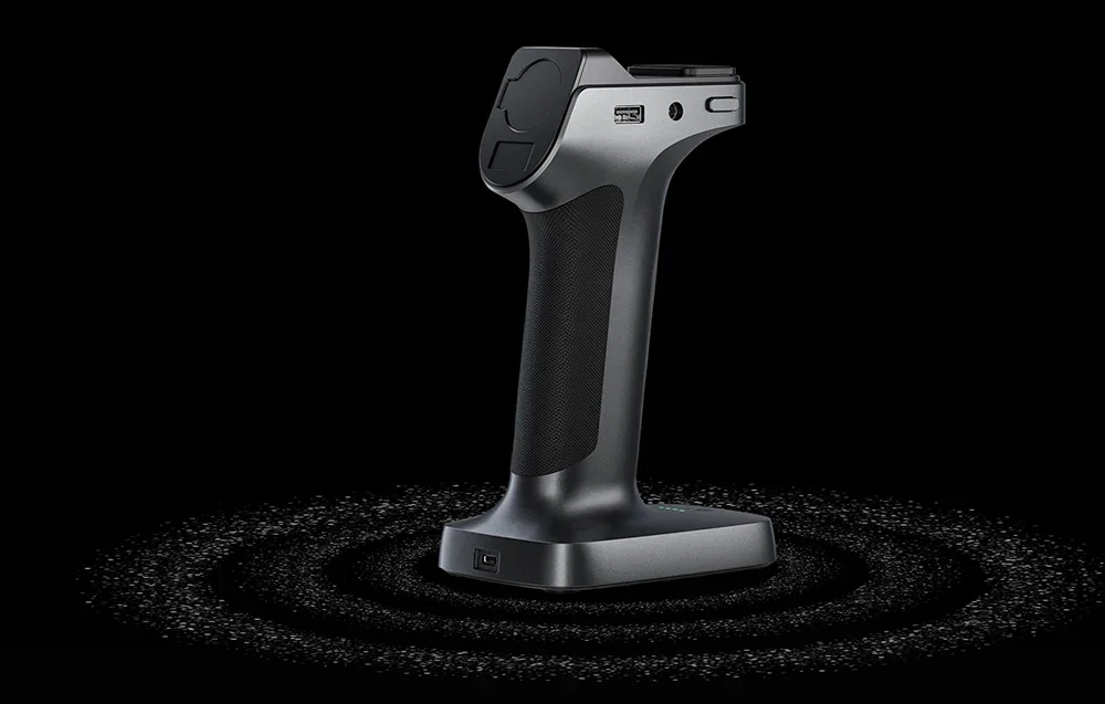 3D scanner laikiklio galinė dalis juodame fone