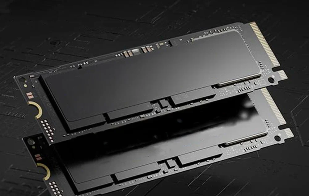 Du M.2 2280 SSD kaupikliai tamsiame fone, vaizduojantys didelės talpos saugyklą