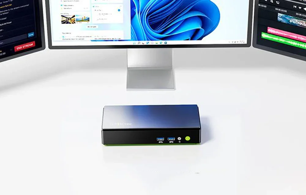 GMKtec K13 mini kompiuteris prijungtas prie trijų monitorių 4K darbo vietoje