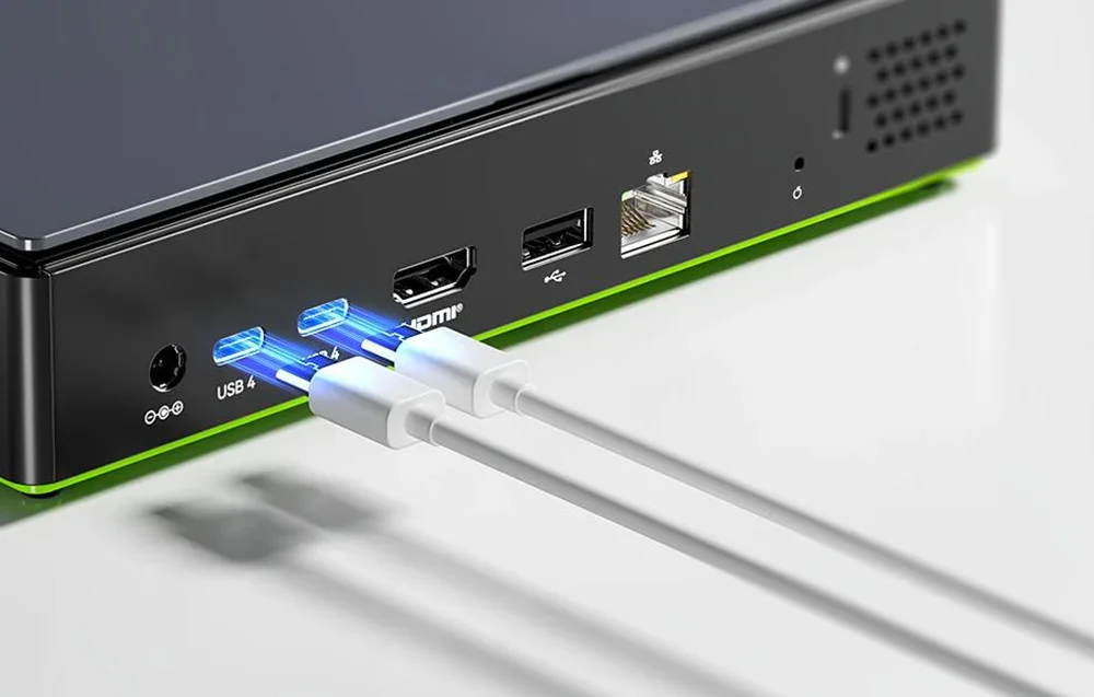 GMKtec K13 mini kompiuterio galinis skydelis su prijungtais USB4 laidais ir HDMI, USB bei LAN jungtimis