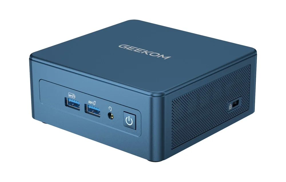 Mėlyno GEEKOM mini kompiuterio šoninis vaizdas su USB prievadais, ausinių jungtimi ir įjungimo mygtuku