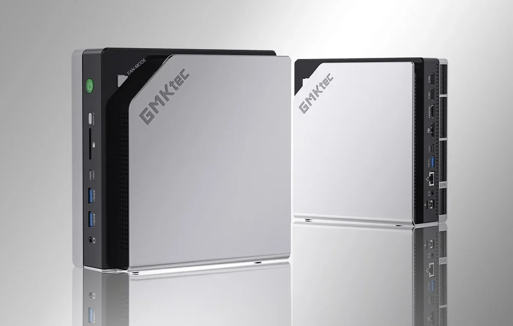 Du pilki GMKtec kompiuteriai šviesiame fone.