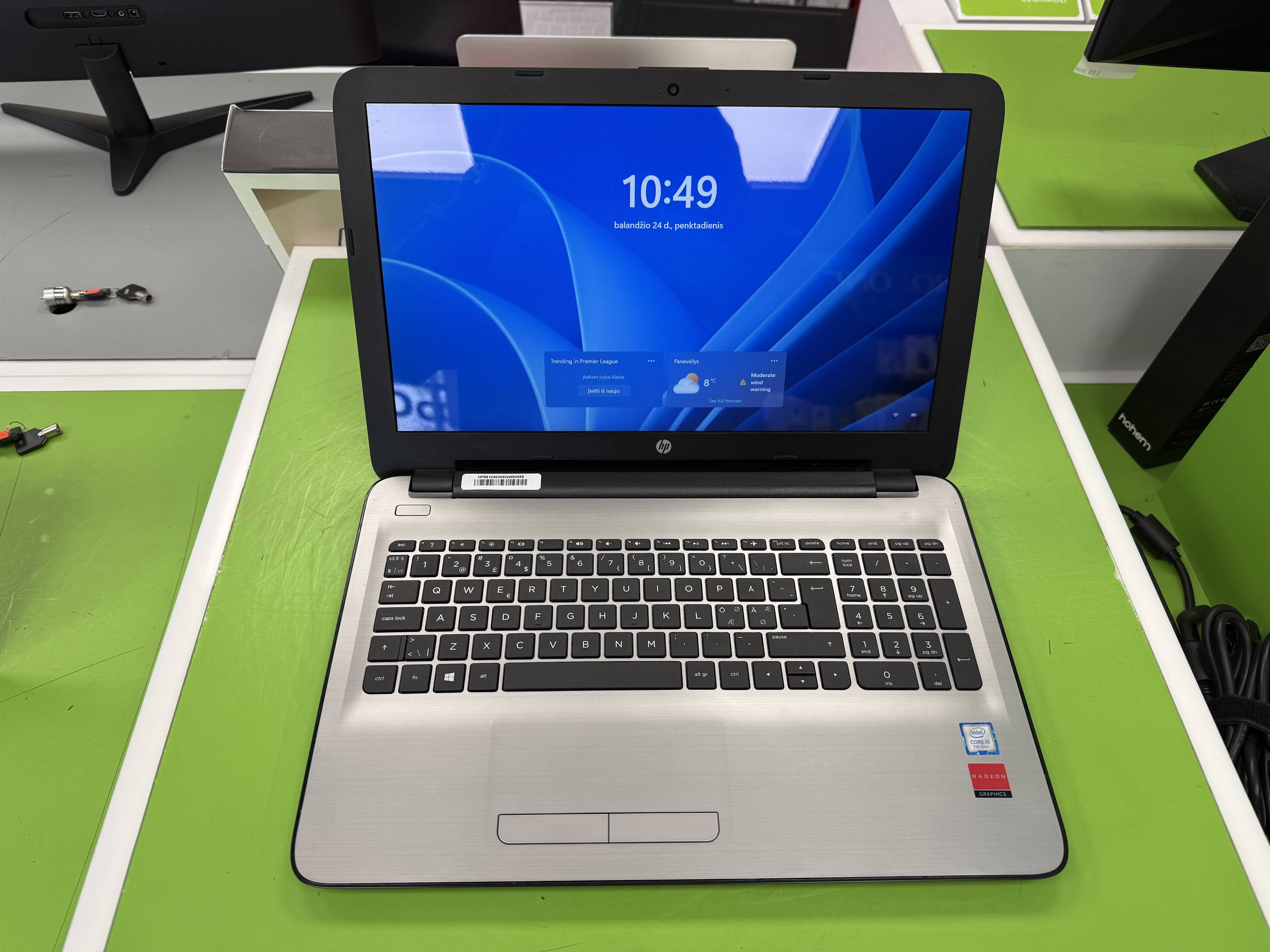 HP 15-ay044no nešiojamas kompiuteris, i5-7200u / Radeon 2GB / 128GB SSD / 8GB DDR4 / 15,6" FHD